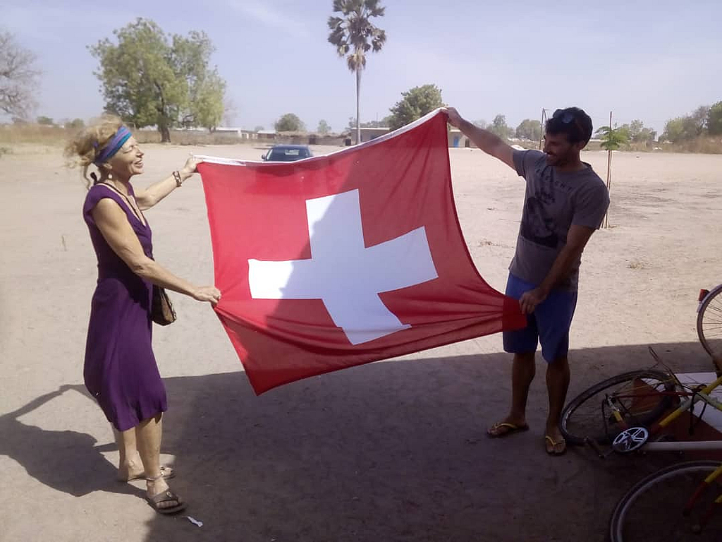 Übergabe der Schweizer Fahne